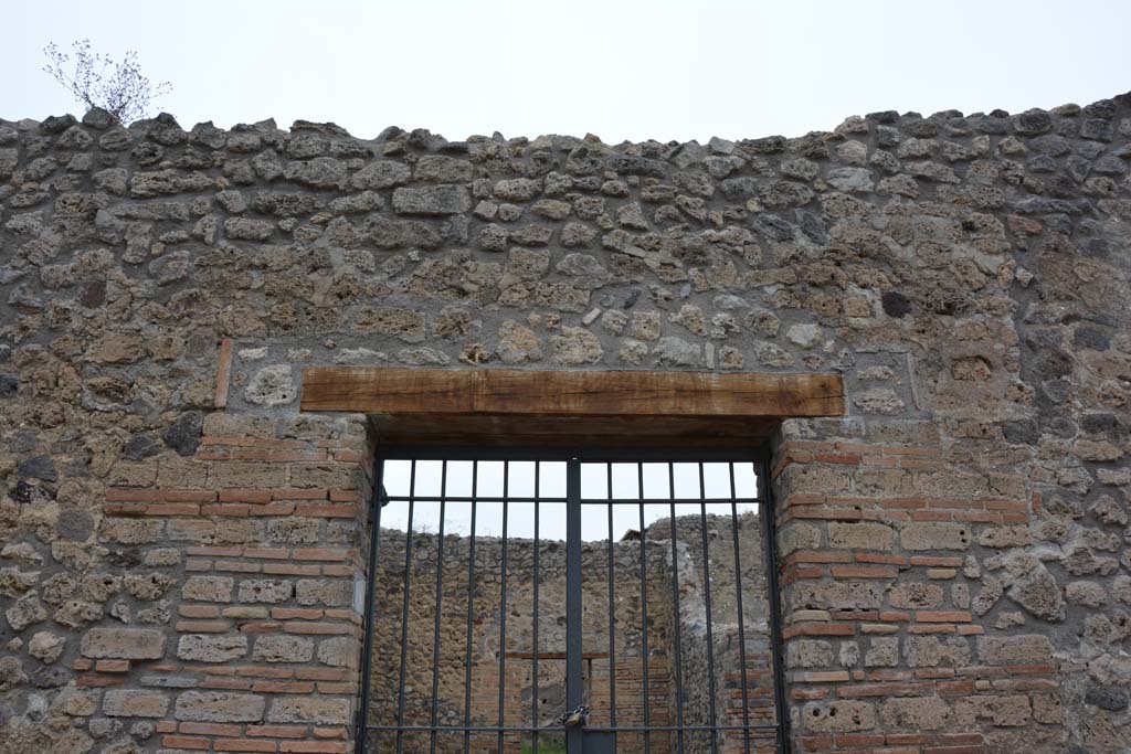 Unnamed vicolo between IX.5 and IX.6. May 2017. Upper exterior wall above doorway to IX.5.16.
Foto Christian Beck, ERC Grant 681269 DÉCOR.