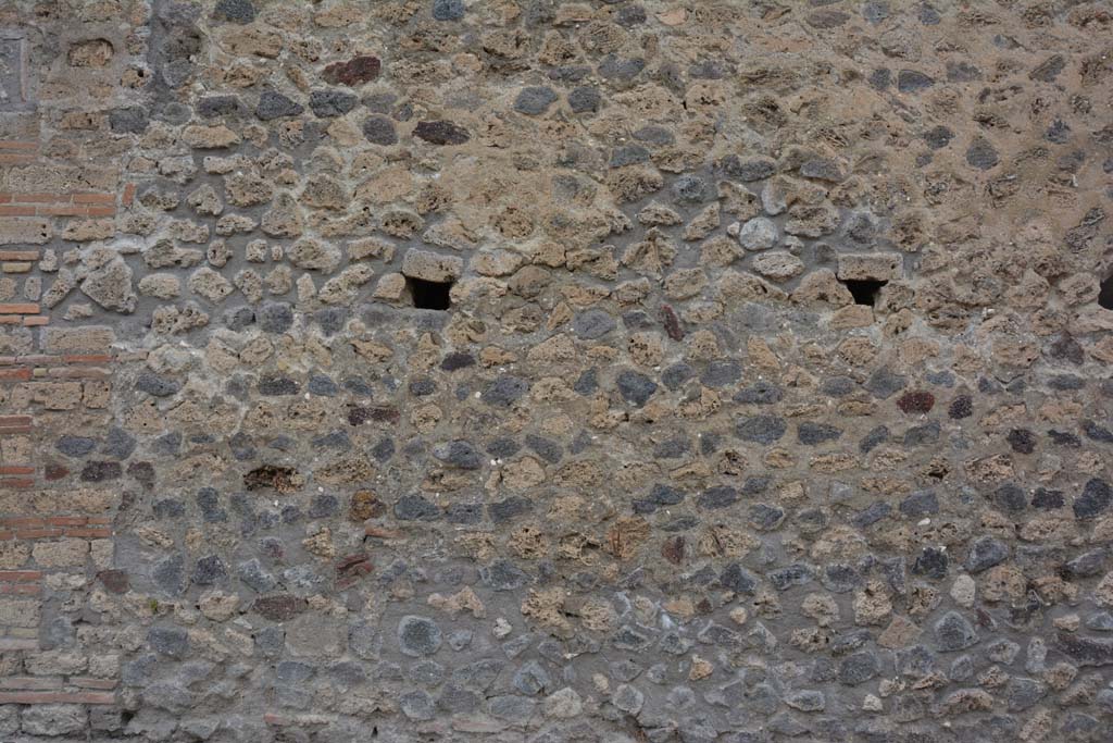 Unnamed vicolo between IX.5 and IX.6. May 2017. Lower exterior façade on east side of doorway to IX.5.16.
Foto Christian Beck, ERC Grant 681269 DÉCOR.