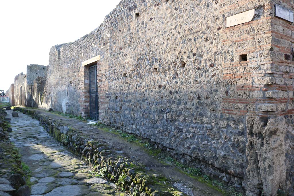 Unnamed vicolo between IX.6 and IX.5, north side. Pompeii. December 2018.  
Looking west towards IX.5.16, in centre, from junction with Vicolo del Centenario, on right. Photo courtesy of Aude Durand.