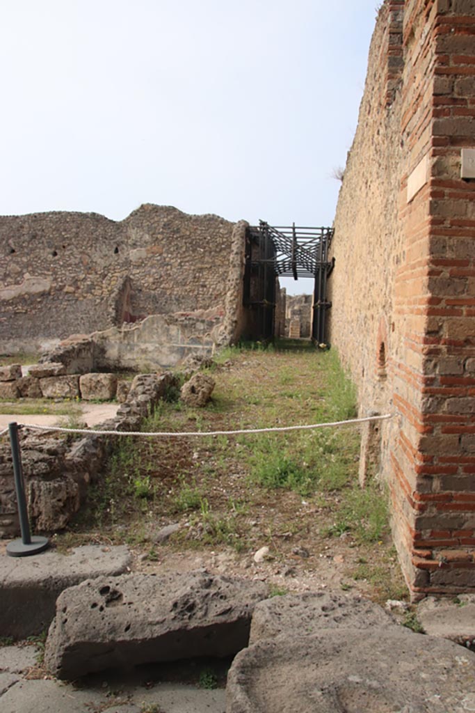 Unnamed vicolo between IX.3 and IX.4. October 2023. 
Looking west from junction with Vicolo di Tesmo. Photo courtesy of Klaus Heese.