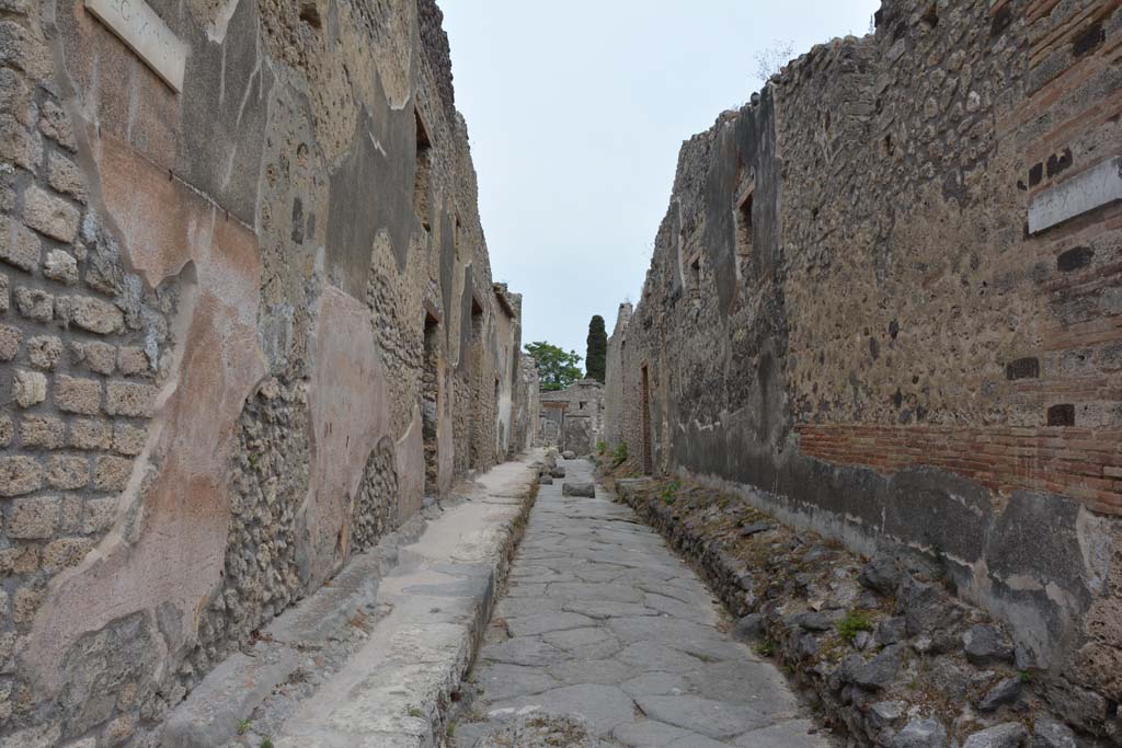Unnamed vicolo between IX.5 and IX.6. May 2017. Looking east from the junction with Vicolo di Tesmo. 
Foto Christian Beck, ERC Grant 681269 DÉCOR.
