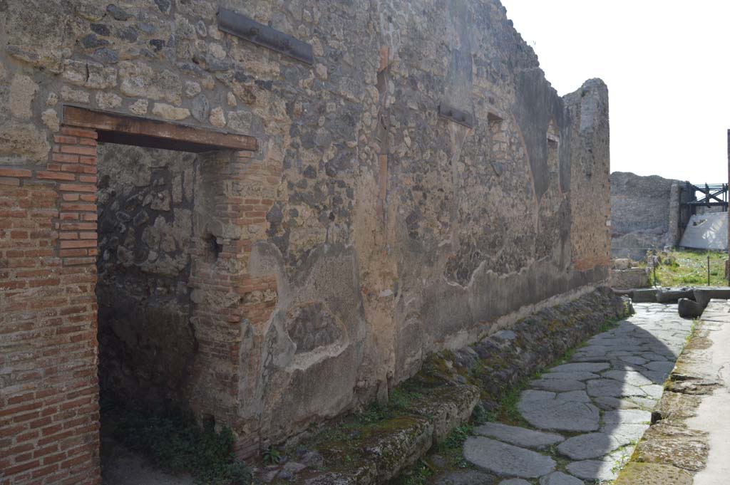 Unnamed vicolo between IX.5 and IX.6. March 2019. 
Looking west along south side, from doorway at IX.6.6 towards junction with Vicolo di Tesmo, on right.
Foto Taylor Lauritsen, ERC Grant 681269 DÉCOR.