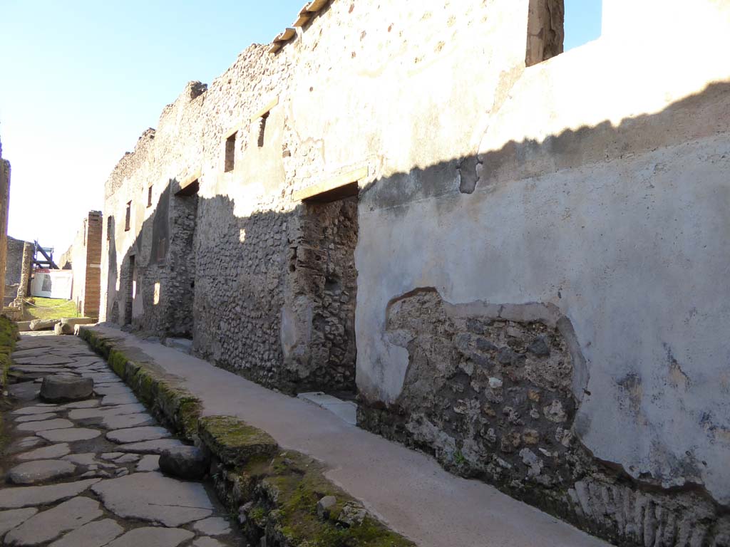 Unnamed vicolo between IX.6 Pompeii, on left, and IX.5, on right. January 2017. 
Looking west along roadway, with entrance doorway to IX.5.17, in centre.
Foto Annette Haug, ERC Grant 681269 DÉCOR