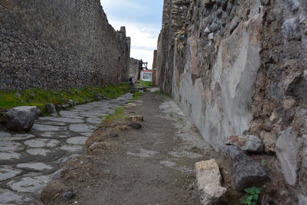 Unnamed vicolo between IX.5 and IX.6 Pompeii. March 2017. Looking west from near IX.5.16, on right.
Foto Christian Beck, ERC Grant 681269 DÉCOR.