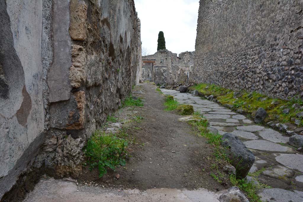 Unnamed vicolo between IX.5 and IX.6 Pompeii. March 2017.  
Looking east along vicolo towards junction with Vicolo del Centenario.
Foto Christian Beck, ERC Grant 681269 DÉCOR.