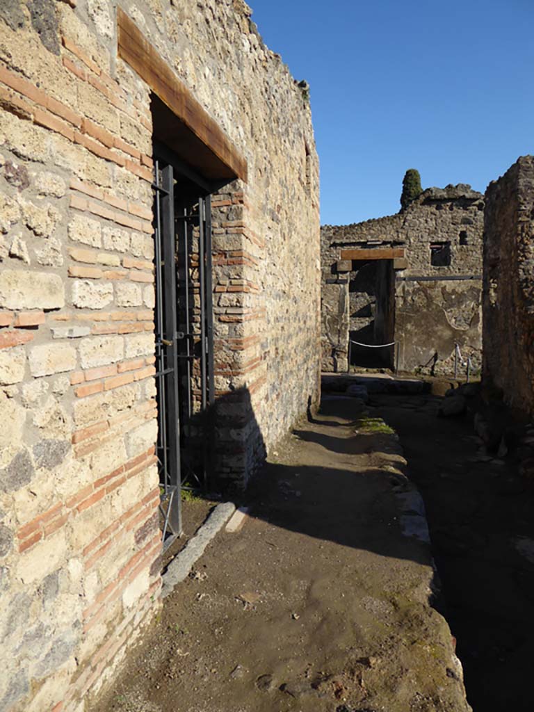 Unnamed vicolo between IX.5 and IX.6 Pompeii. January 2017.
Looking east from doorway of IX.5.16 towards junction with Vicolo del Centenario.
Foto Annette Haug, ERC Grant 681269 DÉCOR