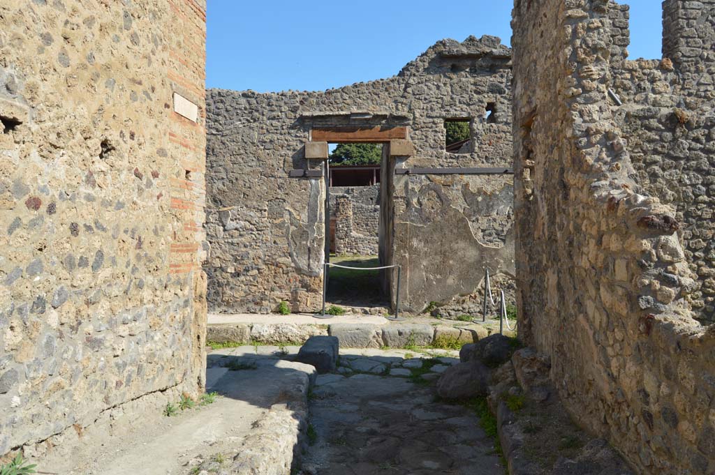 Unnamed vicolo between IX.5 on left, and IX.6, on right, Pompeii. October 2017. 
Looking east junction with Vicolo del Centenario.
Foto Taylor Lauritsen, ERC Grant 681269 DÉCOR.