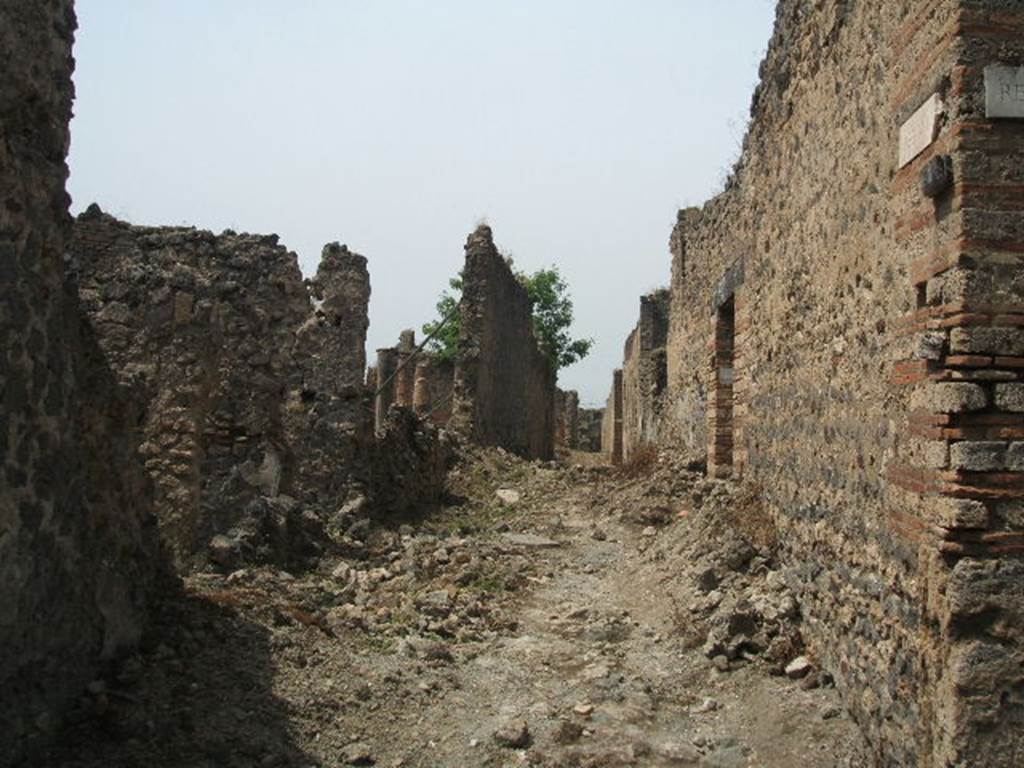 Unnamed vicolo between IX.6 and IX.5. Looking west from junction with Vicolo del Centenario. May 2005.