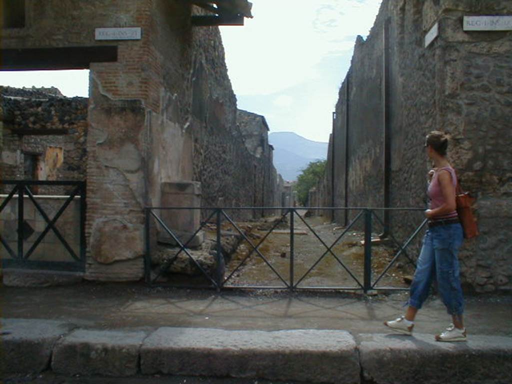 Unnamed vicolo between I.11 and I.9 on the south side of Via dell’Abbondanza. September 2004. Looking south.