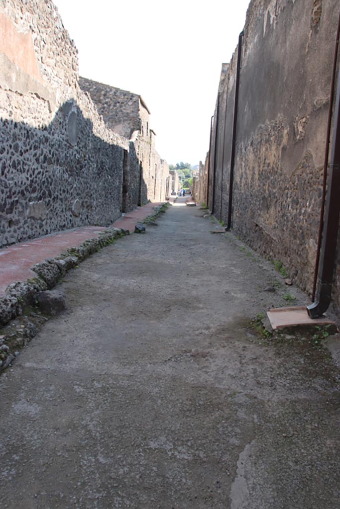 Unnamed vicolo, Pompeii. October 2022. 
Looking south between I.11 and I.9, from near junction with Via dell’Abbondanza.
Photo courtesy of Klaus Heese.