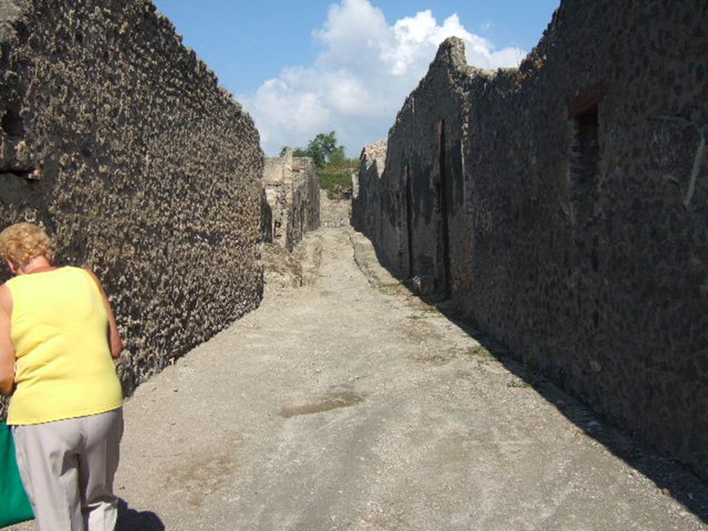 Unnamed vicolo between I.9.and I.11. September 2005.Looking north from near junction with Via di Castricio.