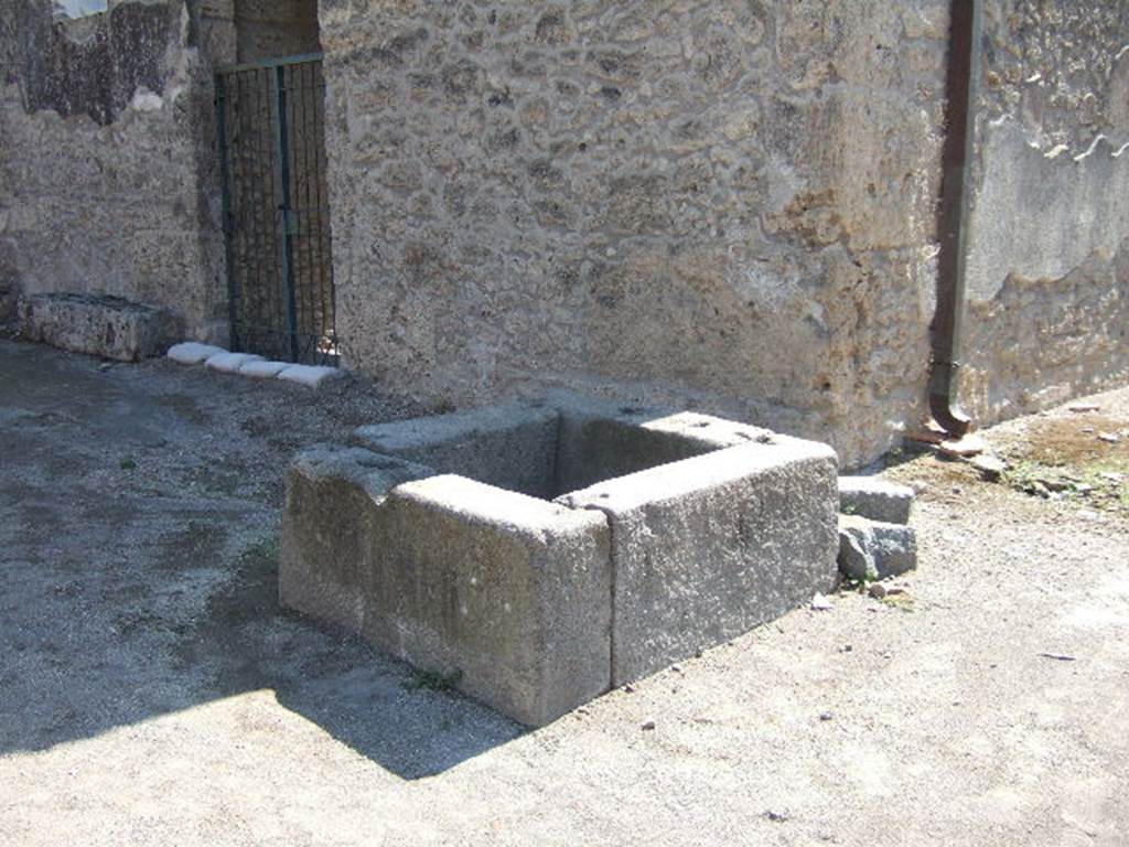 Via di Castricio at I.16.4 (on left). September 2005. South side of junction. 
Unrestored fountain on south east corner with unnamed vicolo (on right) between I.16 and I.17.