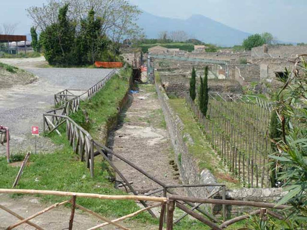 Unnamed vicolo between I.22 and I.23. May 2010. Looking north towards Via della Palestra.