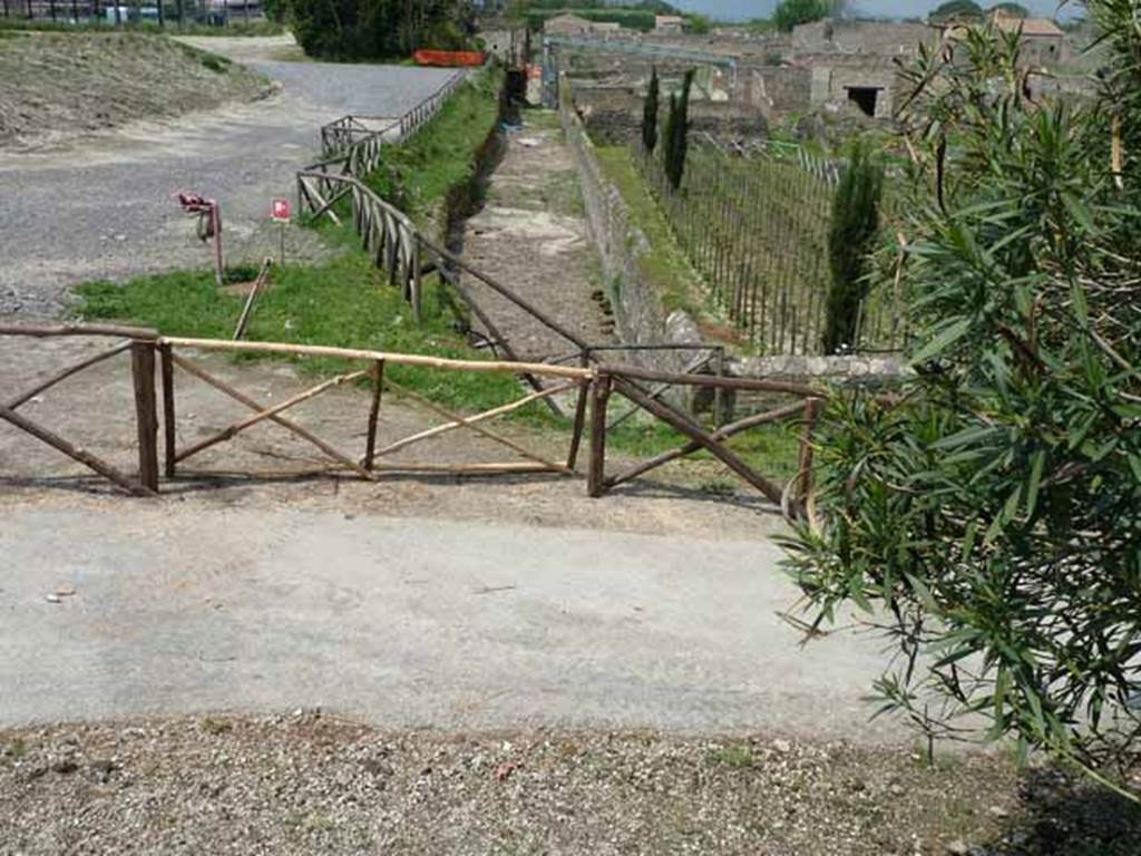 Unnamed vicolo between I.22 and I.23. May 2010. Junction with unnamed vicolo running west from Porta Nocera. Looking north.