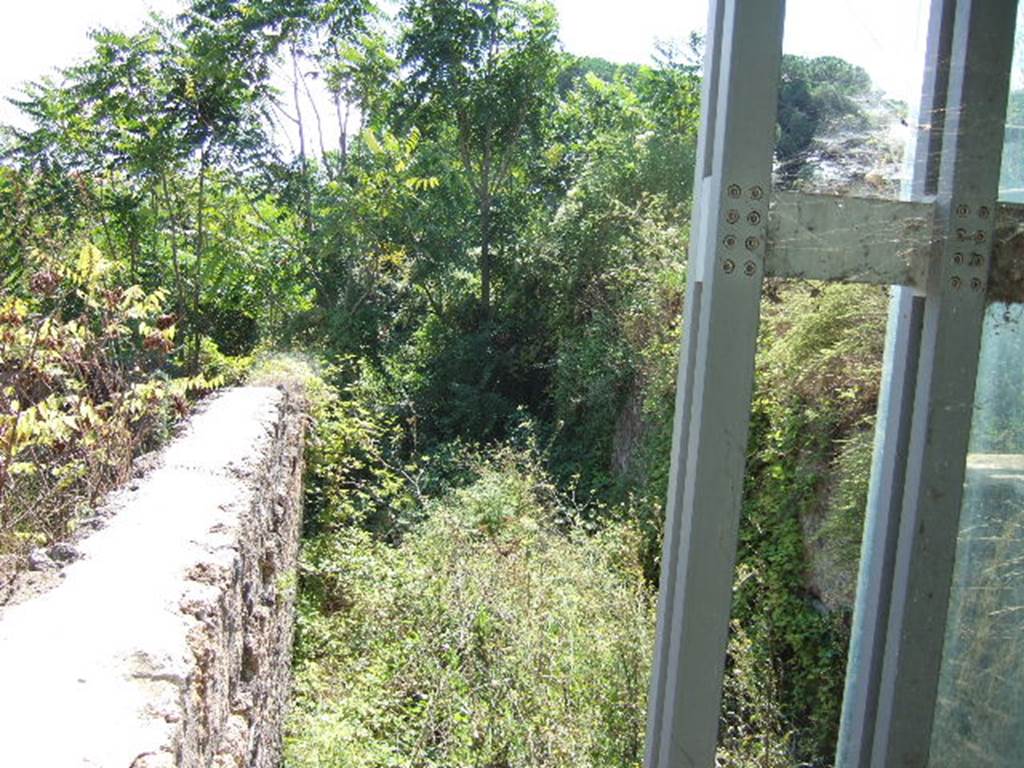 Unnamed vicolo between I.22 and I.23. September 2005. Looking south.