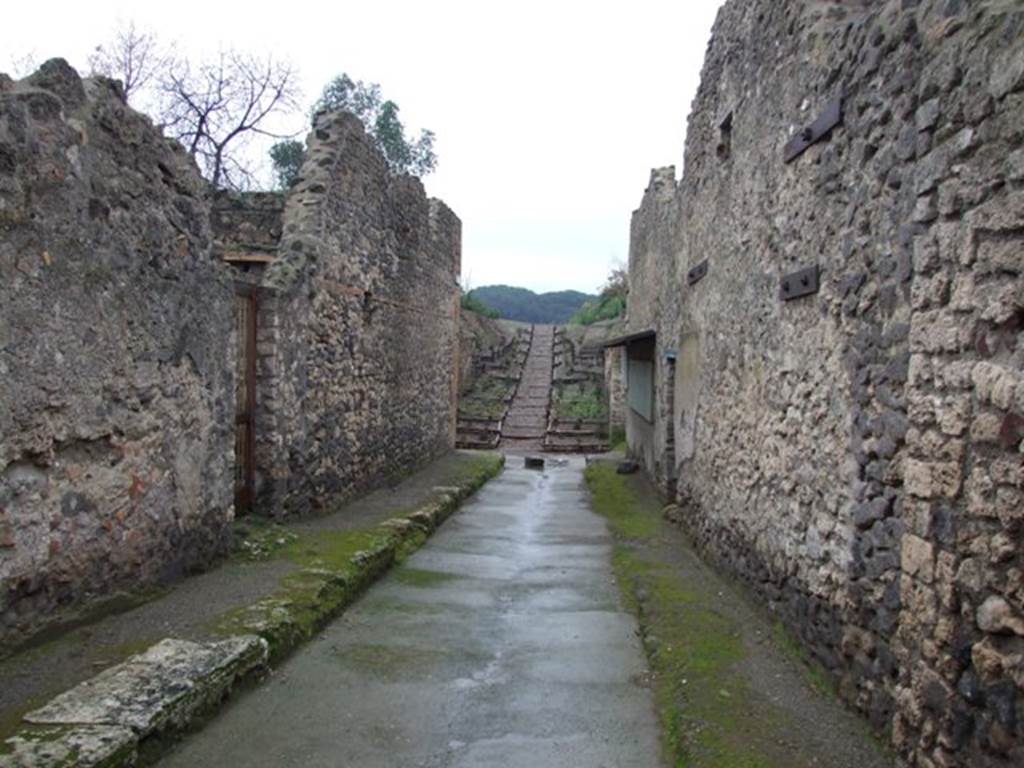 Unnamed vicolo between I.18 and I.19 on south side of Via di Castricio. 
Looking south from near I.8.16. December 2007.