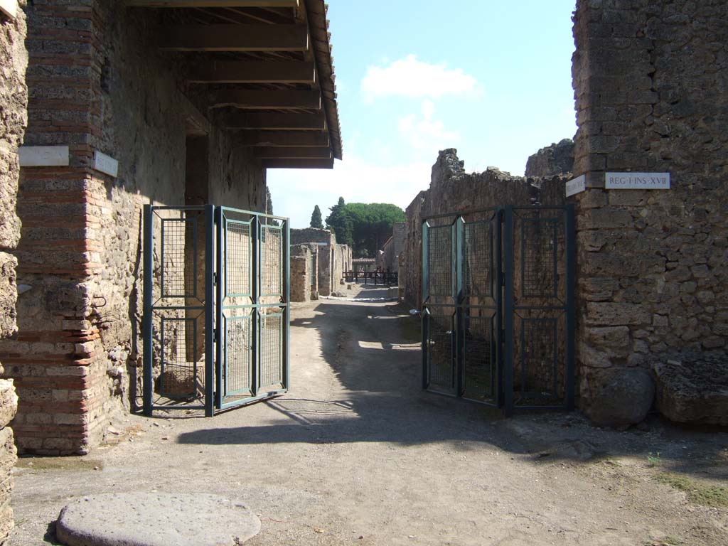 Unnamed vicolo. September 2005. Looking east from junction with Via di Castricio.