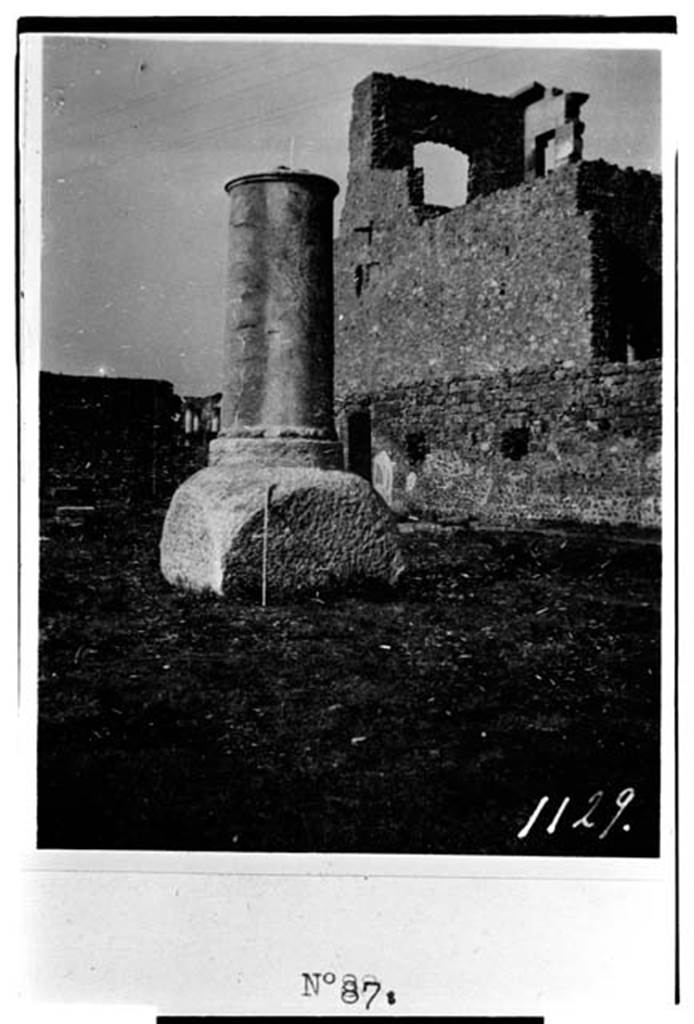 231910 Bestand-D-DAI-ROM-W.1607.jpg
VIII.1.3 Pompeii. W.1607. Column in Temple of Venus, looking north-east.
Photo by Tatiana Warscher. With kind permission of DAI Rome, whose copyright it remains. 
See http://arachne.uni-koeln.de/item/marbilderbestand/231910