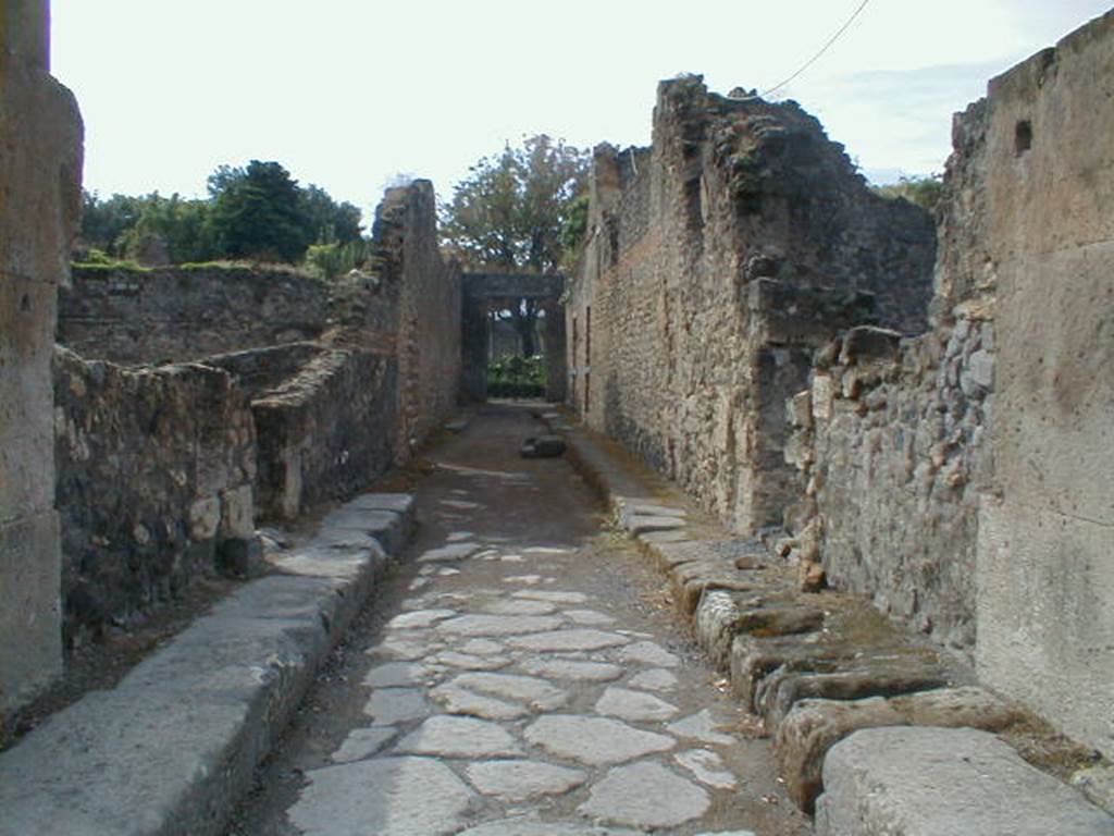 Unnamed vicolo between VIII.5.19 and VIII.5.11. Looking south from Via dell’ Abbondanza. September 2004.