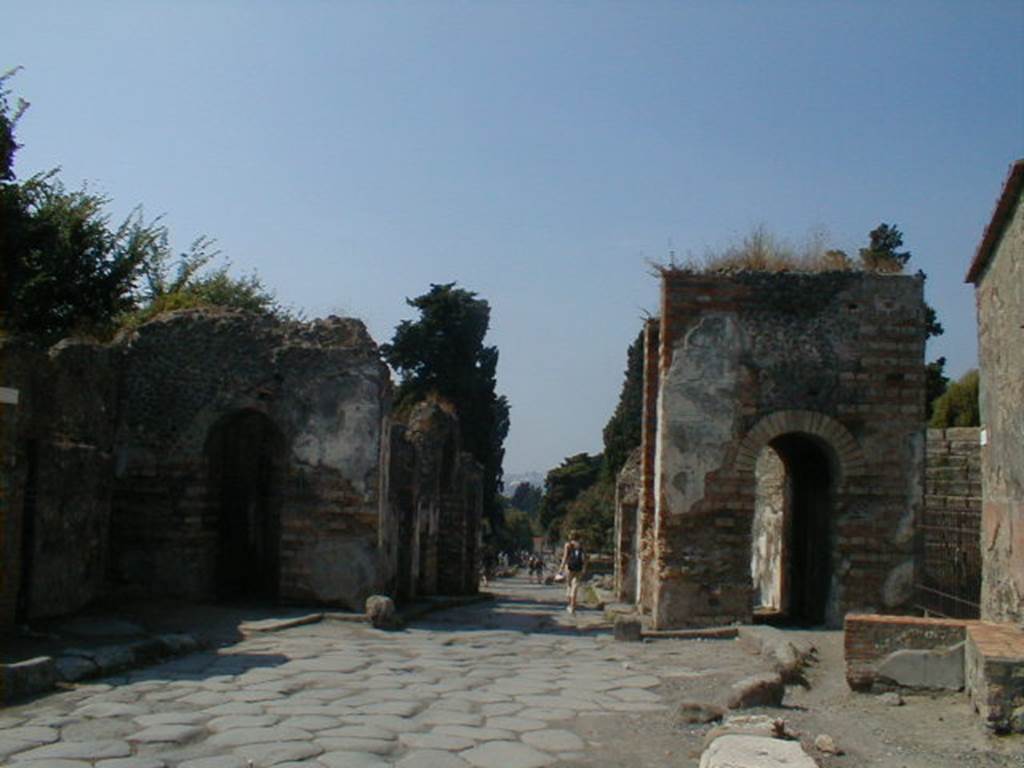 Via Consolare between VI.17 and VI.1. September 2004. Looking north to Herculaneum Gate.