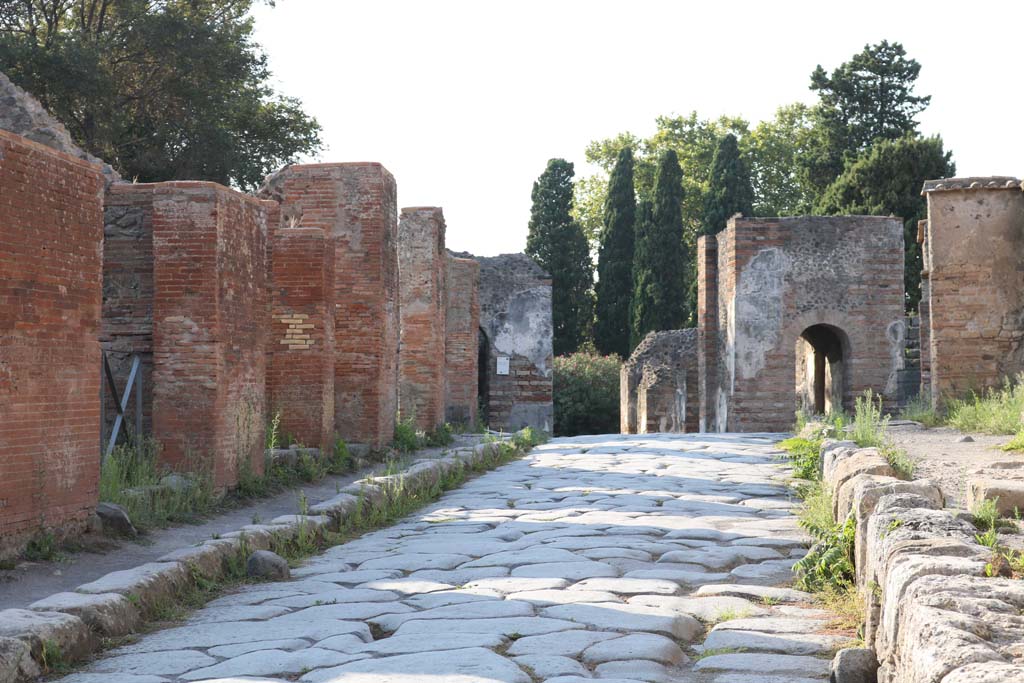 Via Consolare, December 2018. Looking north to the Herculaneum Gate from between VI.17 and VI.1. 
Photo courtesy of Aude Durand.