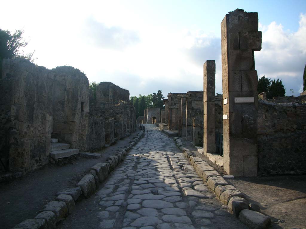 Via Consolare, Pompeii. May 2010. Looking north between VI.17 on left, and VI.1.18 on right. Photo courtesy of Ivo van der Graaff.