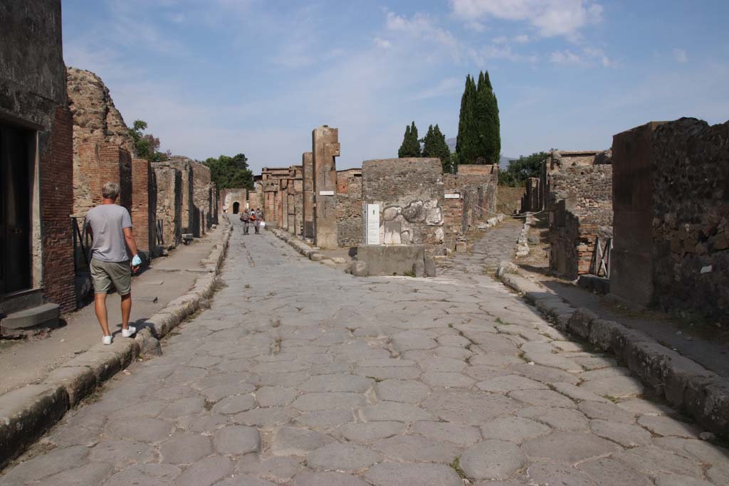 Via Consolare (on left) and Vicolo di Narciso. September 2021. 
Looking north from junction between VI.17 and VI.1, on left and between VI.1 and VI.2, on right. Photo courtesy of Klaus Heese.