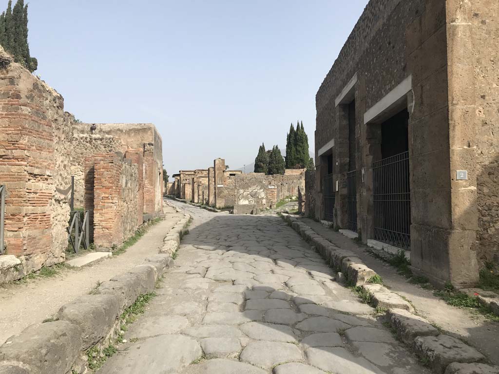 Via Consolare, Pompeii, April 2019. Looking north between VI.17 and VI.2.2, on right.
Photo courtesyof Rick Bauer.