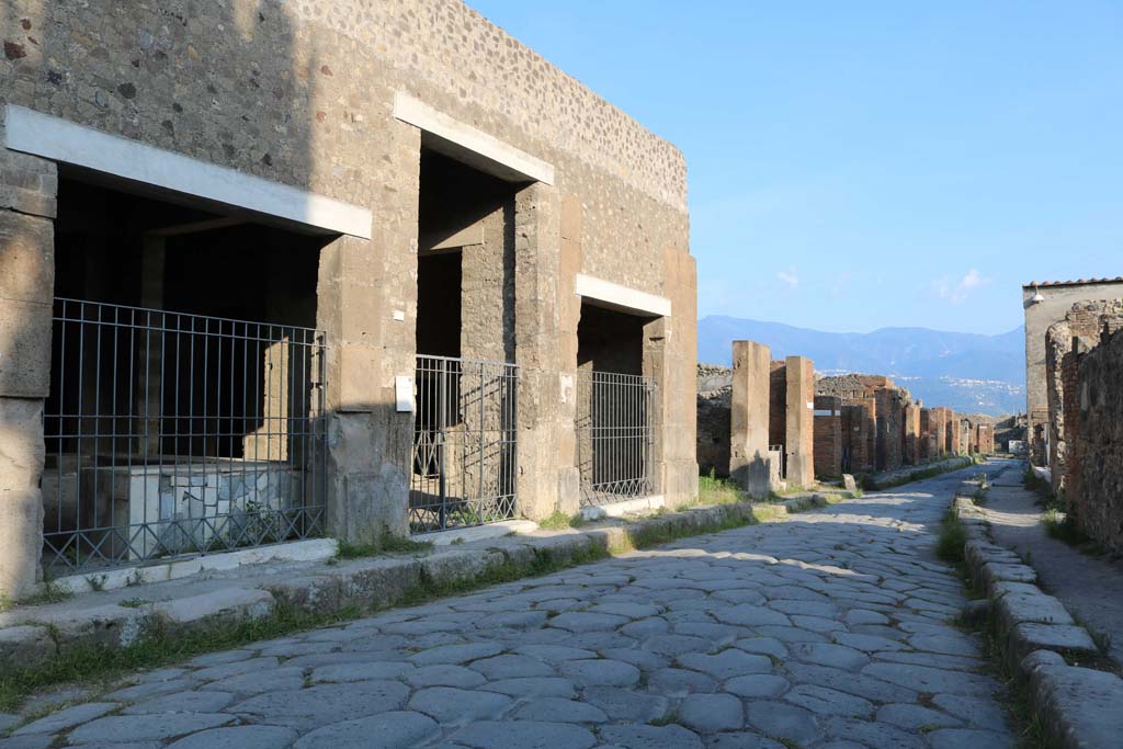 Via Consolare, Pompeii. December 2018. 
Looking south between VI.2 and VI.17, with VI.2.5/4/3, on left. Photo courtesy of Aude Durand.