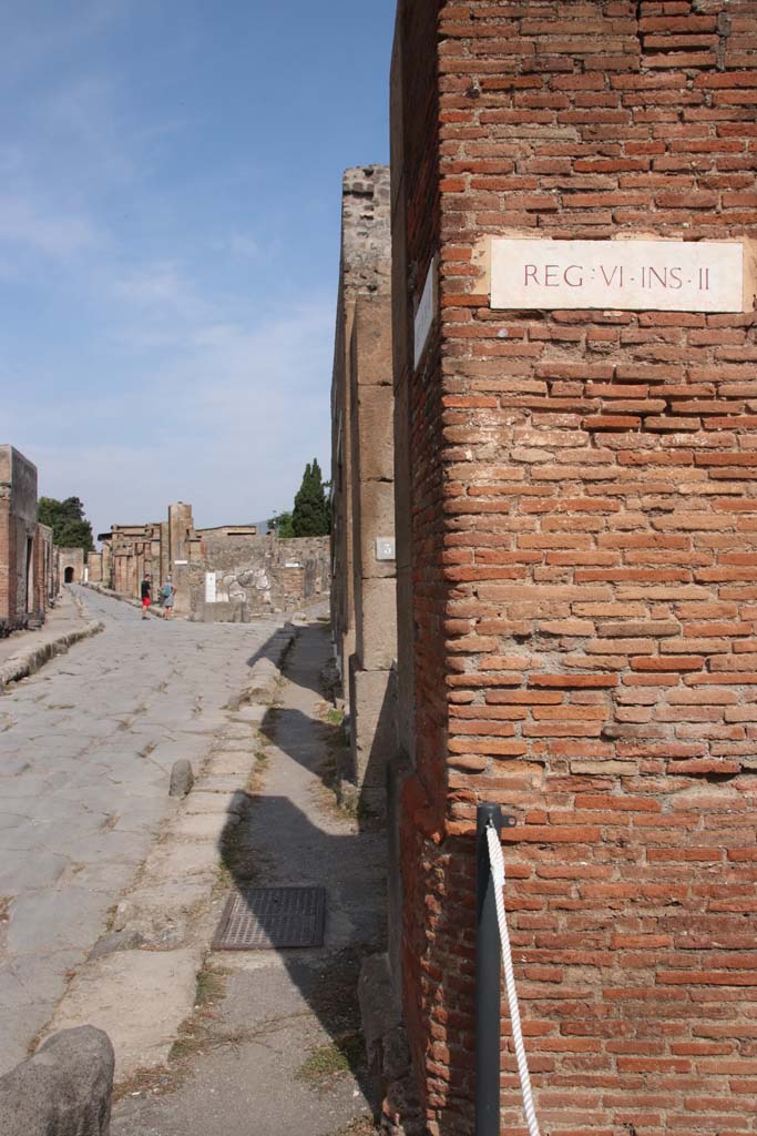 North corner of east side of Via Consolare, on left, and Vicolo di Mercurio at VI.2.1, on right. 
September 2021. Looking north on Via Consolare. Photo courtesy of Klaus Heese.
