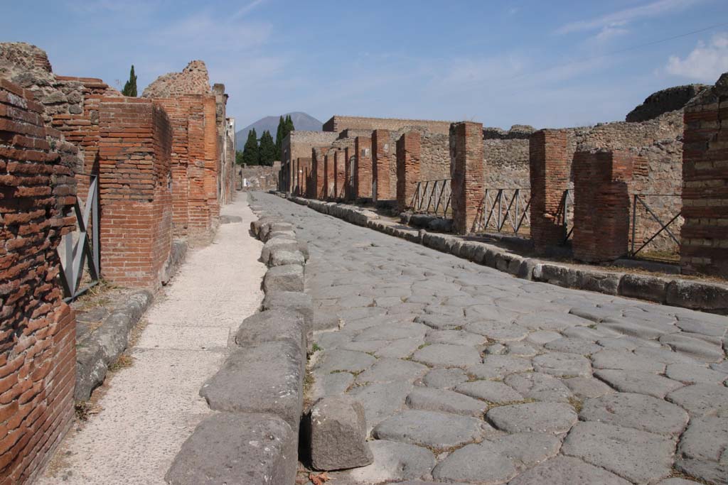 Via Consolare between VI.17 and VI.3. September 2021. 
Looking north along Via Consolare from near VI.17.38, on left. Photo courtesy of Klaus Heese.