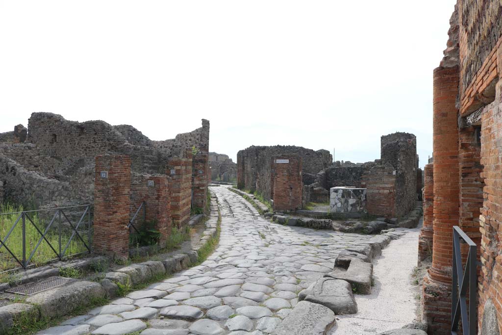 Via Consolare, Pompeii, December 2018. 
Looking south between VI.3 and VI.17, at junction of Via Consolare, centre left, and Vicolo del Farmacista, on right.  
Photo courtesy of Aude Durand.