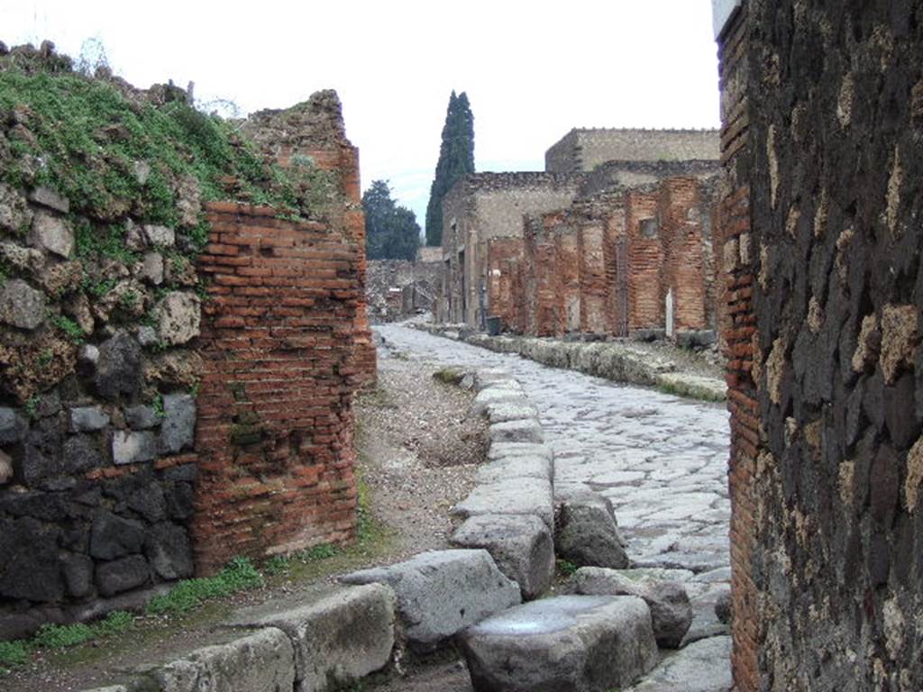 Via Consolare between VI.17 and VI.3. December 2005. 
Looking north from junction with Vicolo del Farmacista between VI.17 and VI.4.
