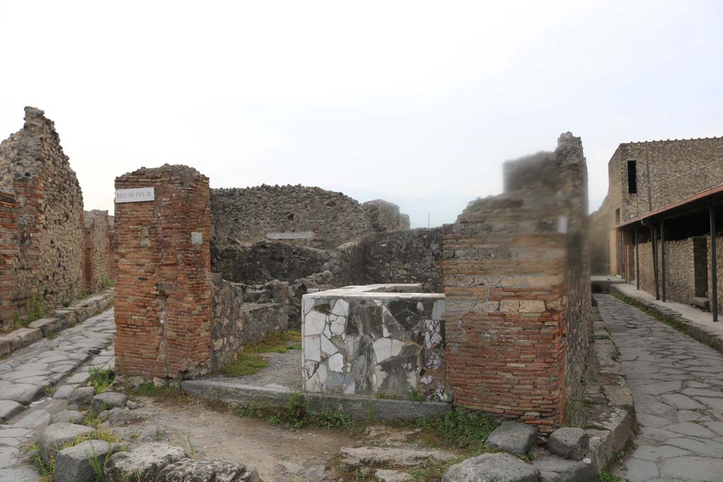 Via Consolare, December 2018. 
Looking south to entrance doorway of VI.4.1, on junction of Via Consolare, on left, with Vicolo del Farmacista, on right. 
Photo courtesy of Aude Durand.
