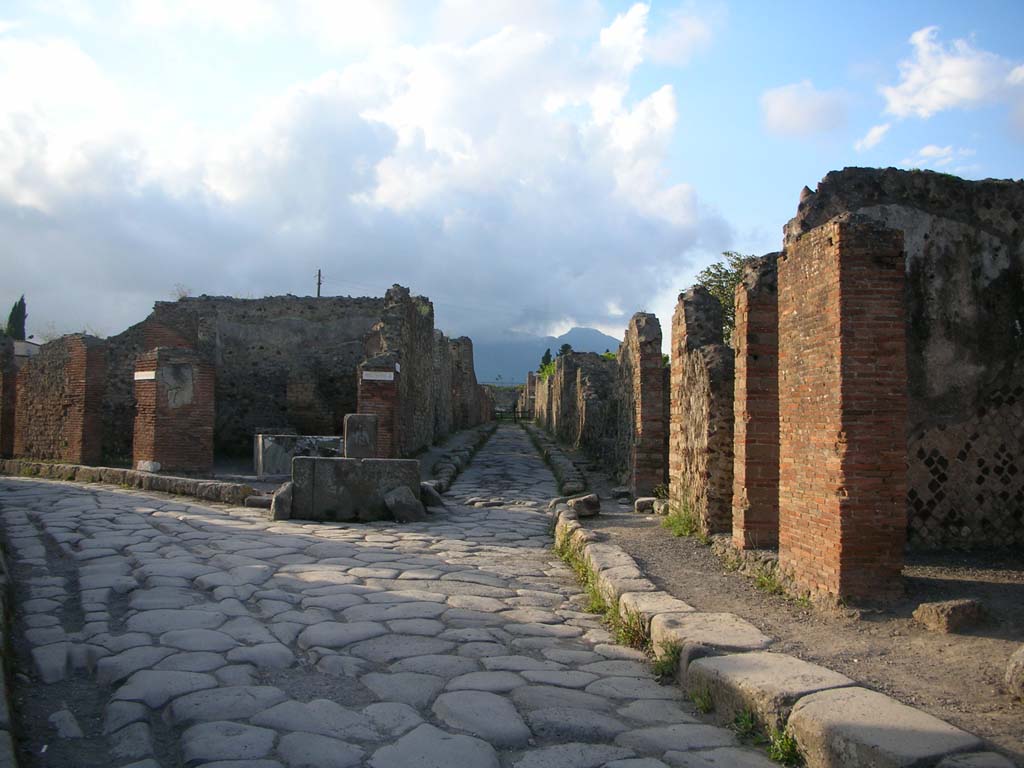Via Consolare, on left, Pompeii. May 2010.
Looking north towards fountain at junction with Via Consolare and Vicolo di Modesto, on right. Photo courtesy of Ivo van der Graaff.