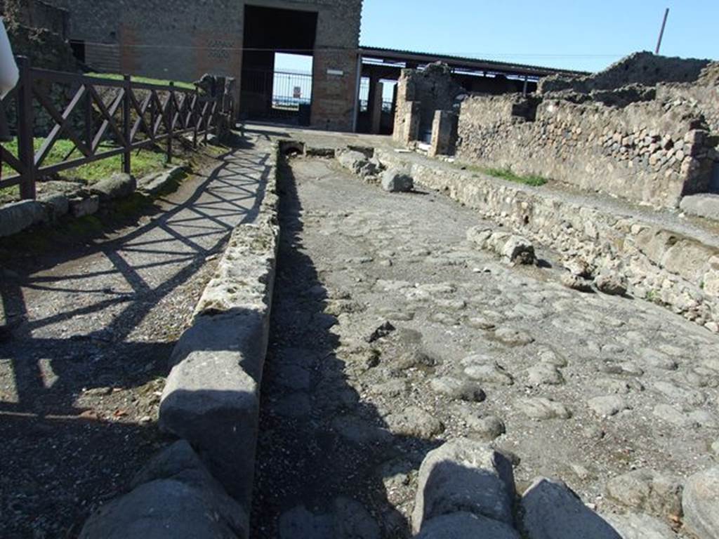 Via delle Terme between VII.6, on left, and VI.4, on right. Looking west towards Vicolo del Farmacista from near the junction with Via Consolare. March 2009.