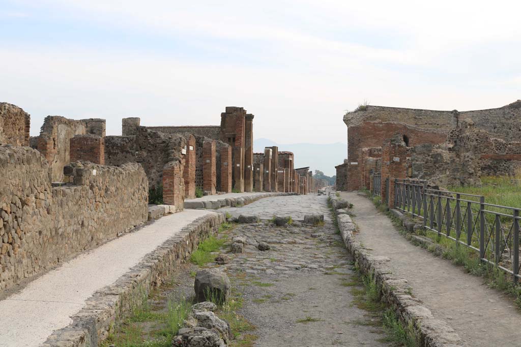Via delle Terme between VII.4, on left, and VI.6, on right. December 2018. 
Looking east towards junction with Via Consolare, centre left. Photo courtesy of Aude Durand.
