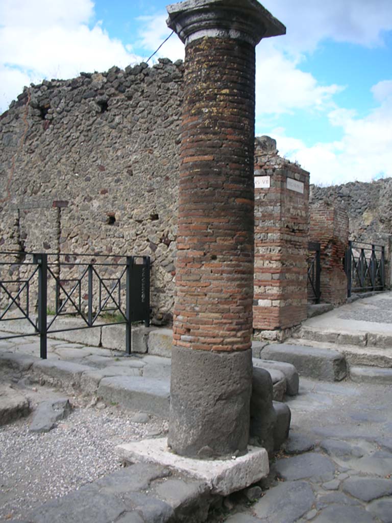Via Marina, Pompeii. May 2011. 
Column on corner of junction between Vicolo del Gigante, on left, and Via Marina, on right.
Photo courtesy of Ivo van der Graaff.