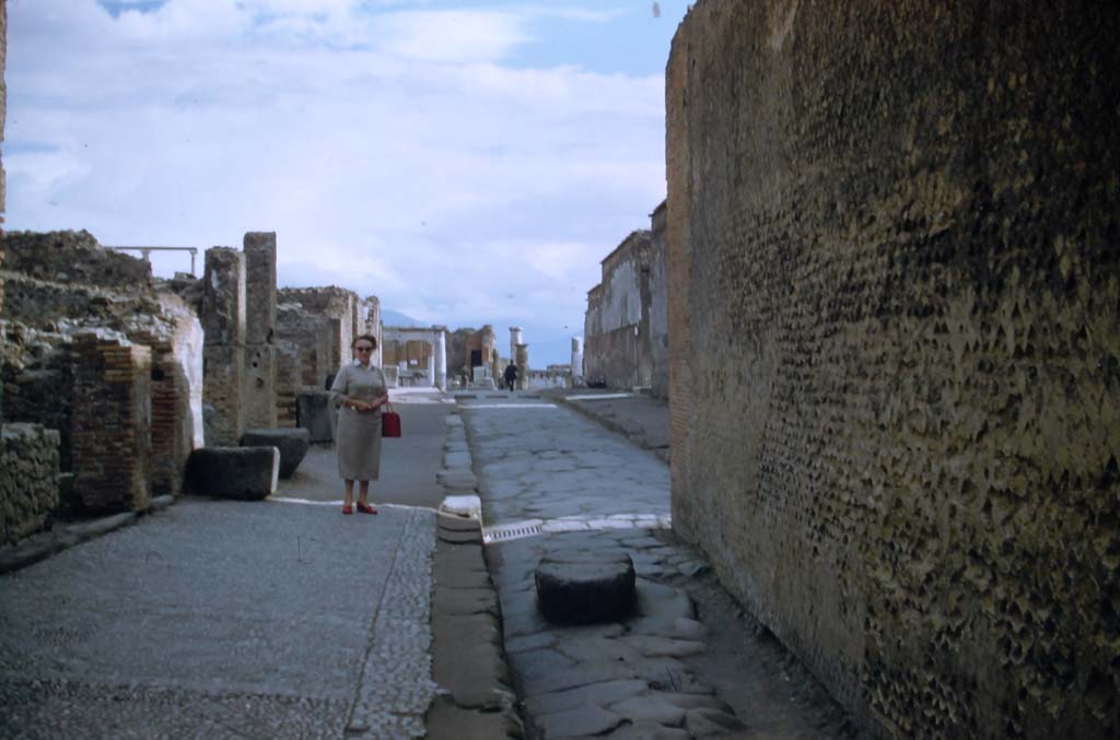 Via Marina, Pompeii. November 1958. Looking east towards Forum, with wall of Temple of Venus, on right. 
Photo courtesy of Rick Bauer.
