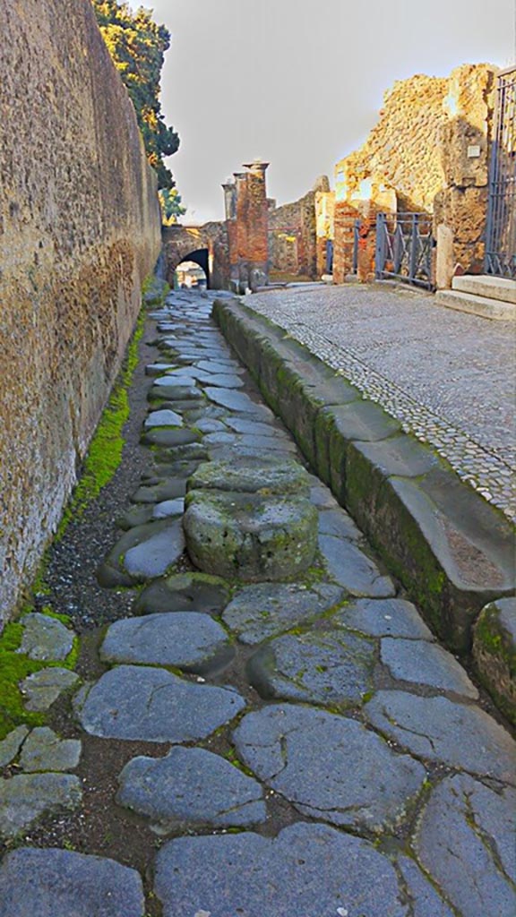 Via Marina, Pompeii. 2015/2016. 
Looking west towards Porta Marina. Photo courtesy of Giuseppe Ciaramella.