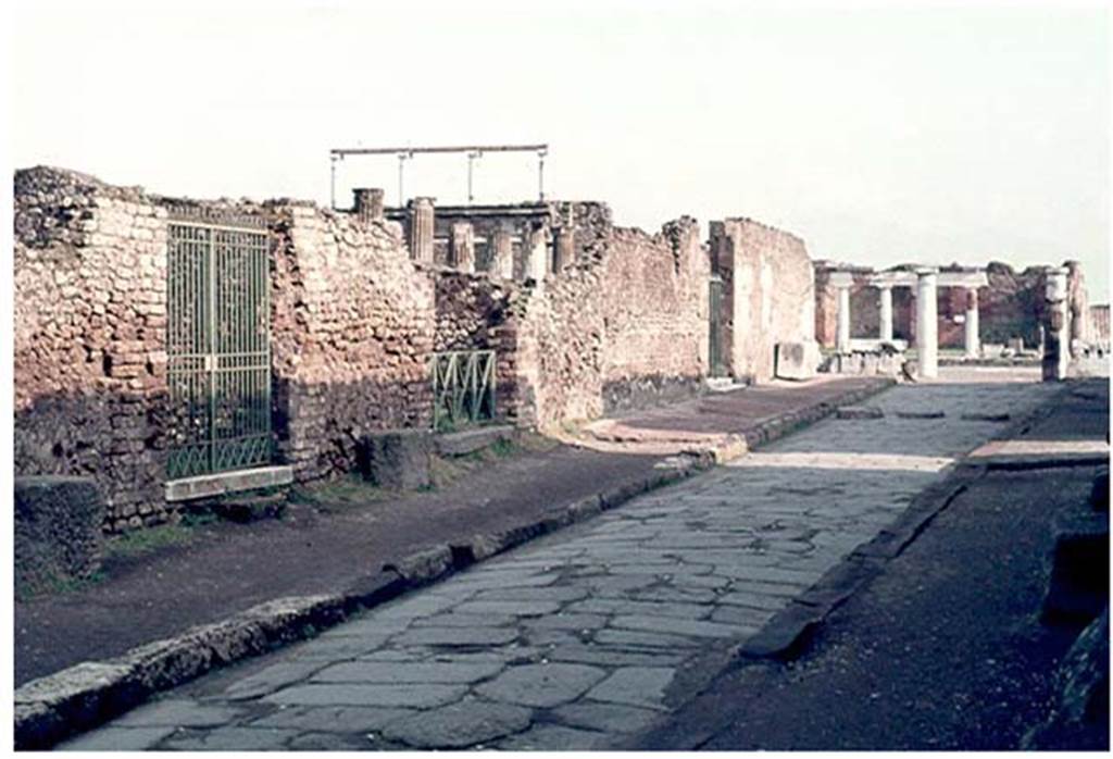 Via Marina, January 1977. Looking east along roadway towards the Forum. Looking from near VII.7.2, on left, towards entrance to VII.7.32 the Temple of Apollo, centre right. Photo courtesy of David Hingston.