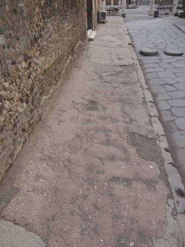 Via Marina, Pompeii. September 2018. 
Looking east along pavement/flooring towards Forum, from outside Temple at VII.7.32.   
Foto Anne Kleineberg, ERC Grant 681269 DÉCOR.