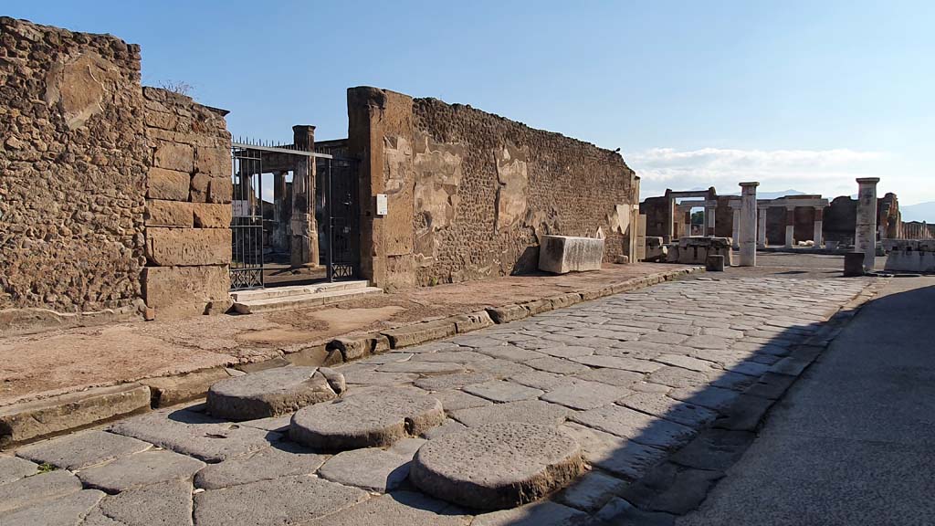 Via Marina, Pompeii. July 2021. Looking east on Via Marina, with VII.7.32, centre left, and entrance to Forum, on right.
Foto Annette Haug, ERC Grant 681269 DÉCOR.