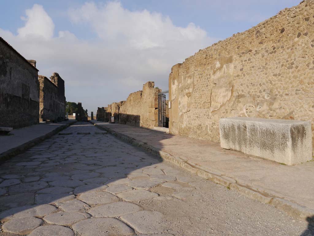 VII.7.32, Pompeii. March 2019. Looking west along Via Marina between VIII.1.2, on left, and VII.7.32, on right. 
Foto Anne Kleineberg, ERC Grant 681269 DÉCOR.