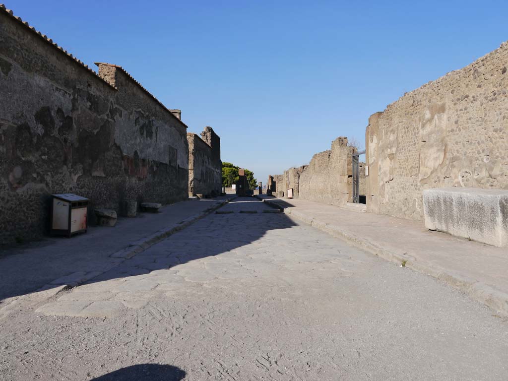 Via Marina, Pompeii. September 2018. Looking west between VIII.1, on left, and VII.7.32, on right. 
Foto Anne Kleineberg, ERC Grant 681269 DÉCOR.