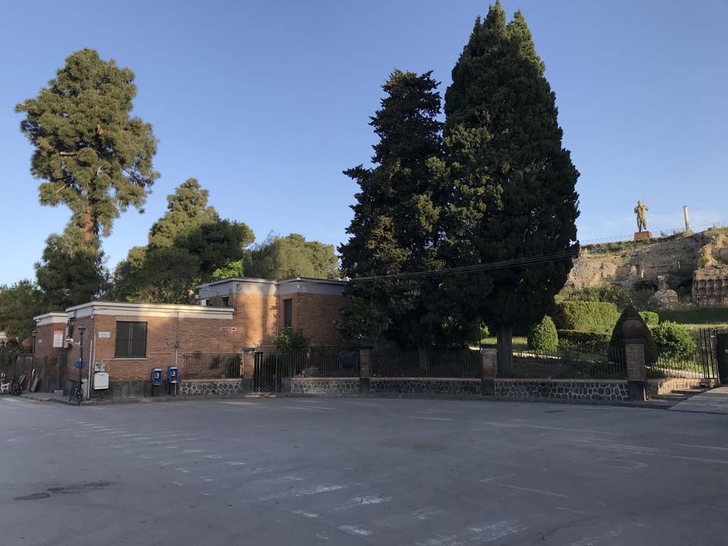 Piazza Esedra original entrance, on left. April 2019. The new ticket offices are through the gate on the right.
Photo courtesy of Rick Bauer.