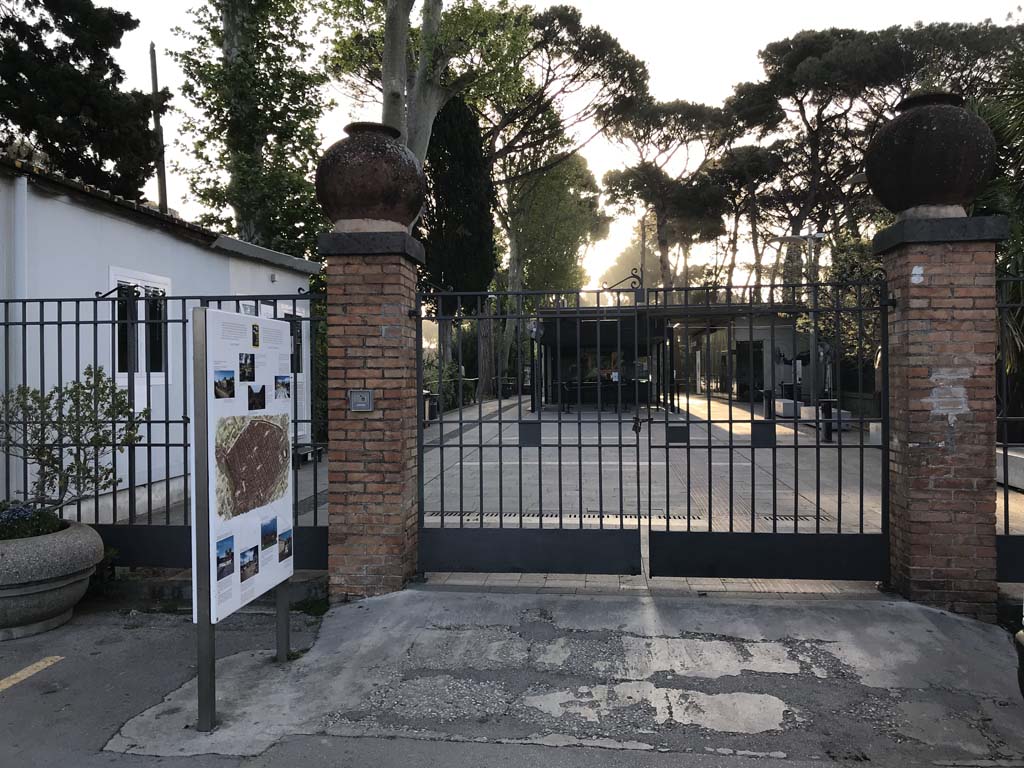 Piazza Porta Marina Inferiore. April 2019. Too early – not quite open yet !
Photo courtesy of Rick Bauer.