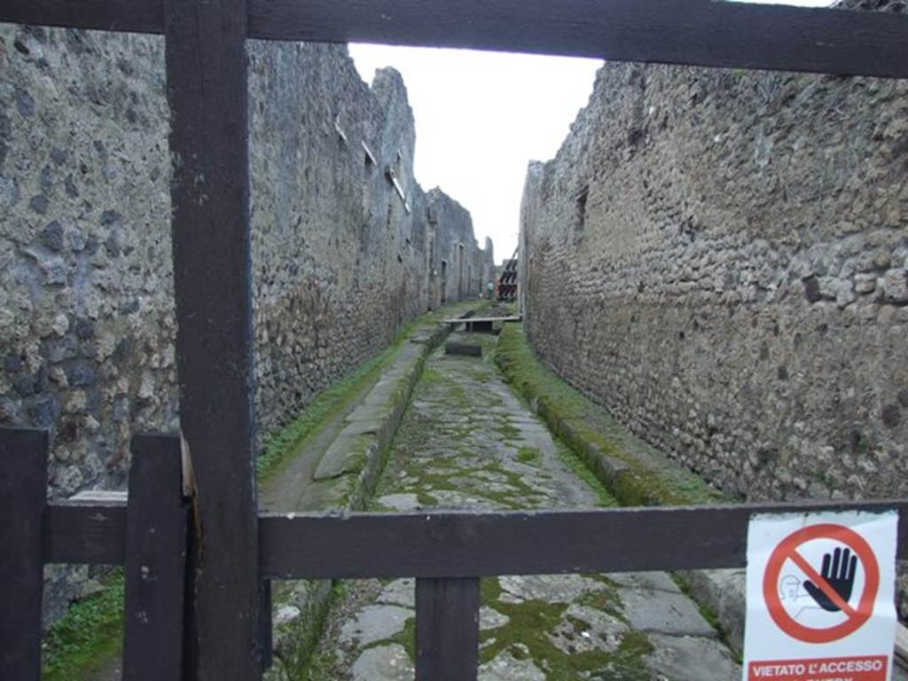 Vicolo del Panettiere between VII.2 and VII.3. March 2009. Looking west from Via Stabiana.