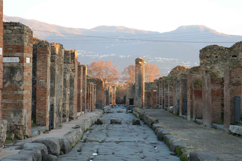 Via Stabiana, Pompeii. December 2018. 
Looking south between IX.3, on left, at junction with unnamed vicolo, and VII.2, on right. Photo courtesy of Aude Durand.