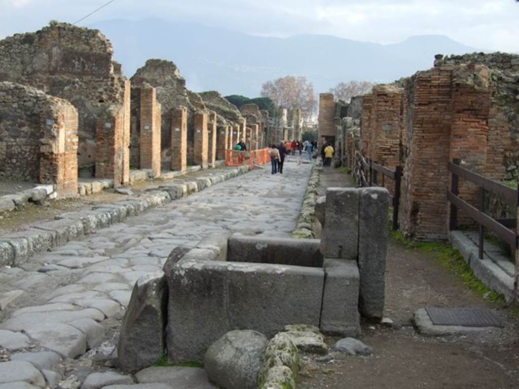 Via Stabiana between IX.2 and VII.1. December 2006. Looking south from VII.1.32.